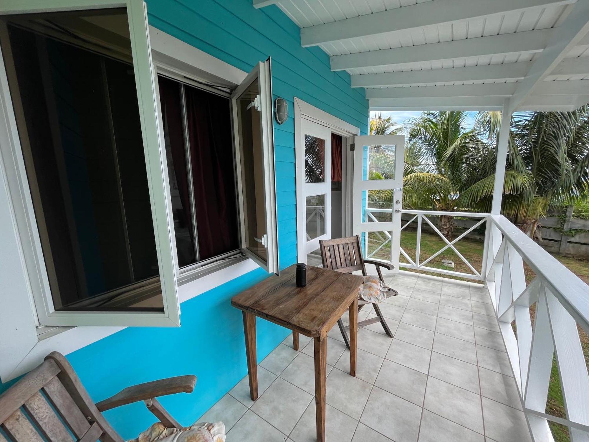 Waves Villa Guesthouse Кингстаун Екстериор снимка