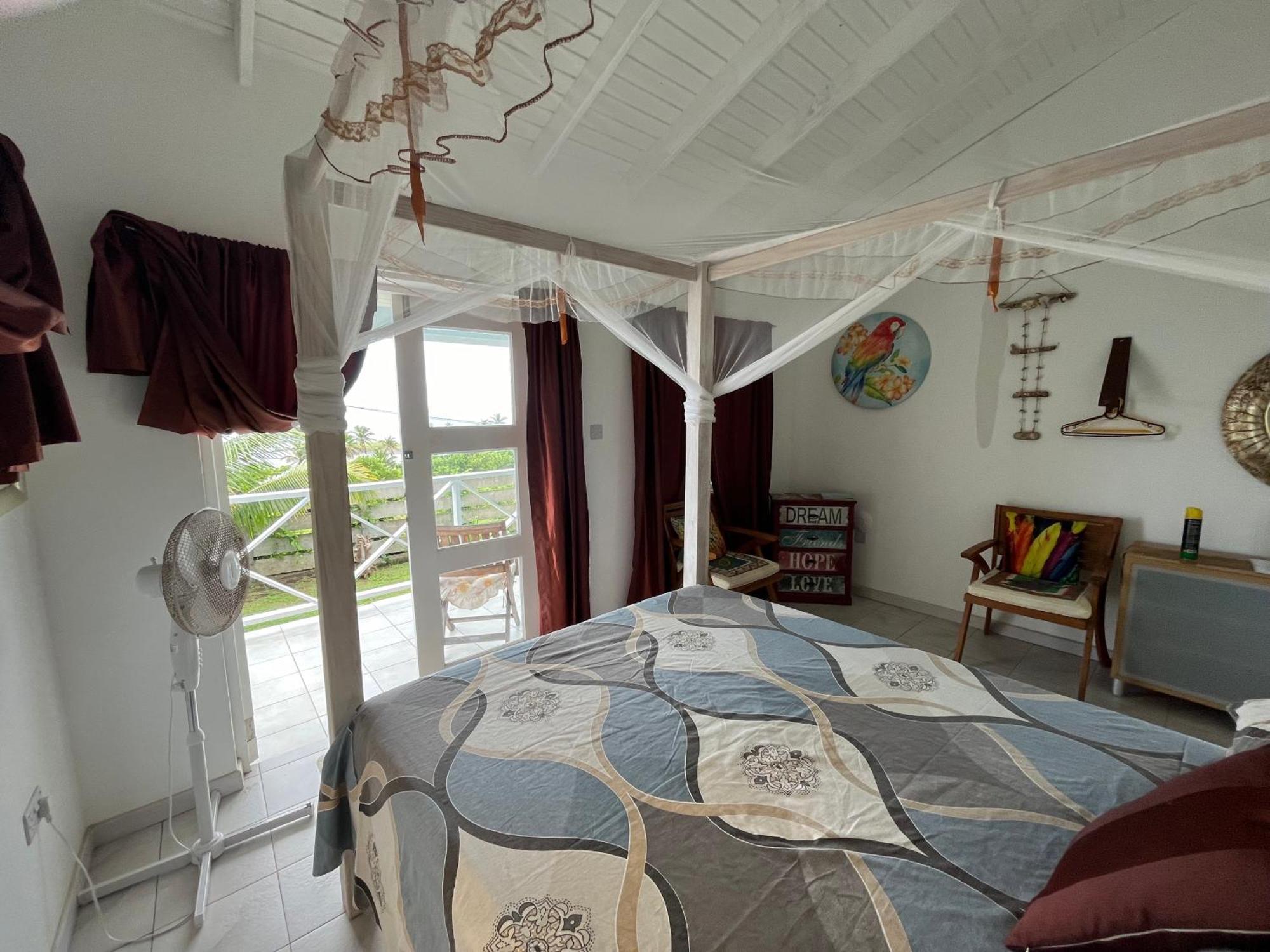 Waves Villa Guesthouse Кингстаун Екстериор снимка
