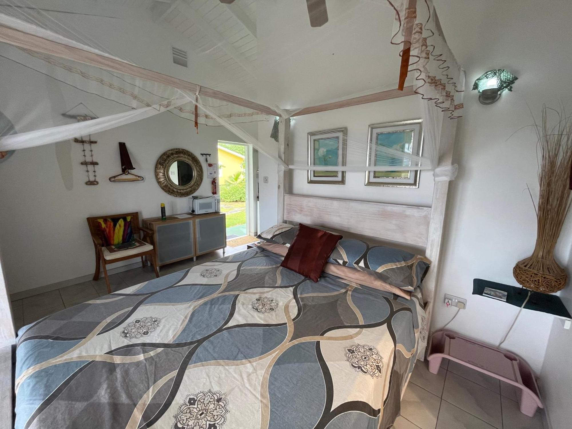 Waves Villa Guesthouse Кингстаун Екстериор снимка