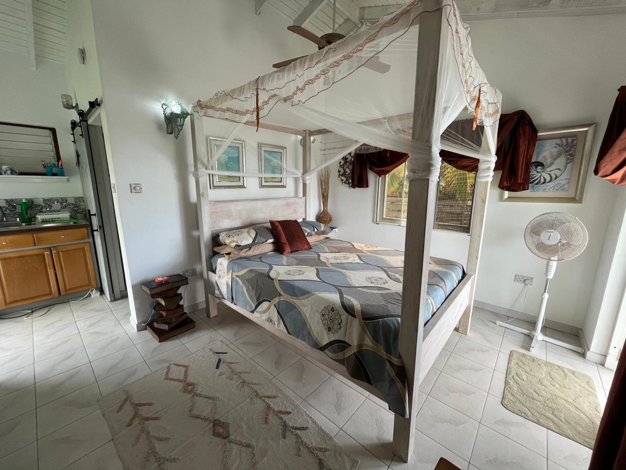 Waves Villa Guesthouse Кингстаун Екстериор снимка