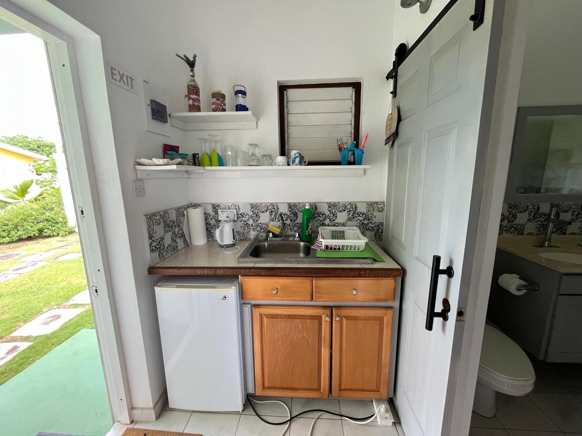 Waves Villa Guesthouse Кингстаун Екстериор снимка