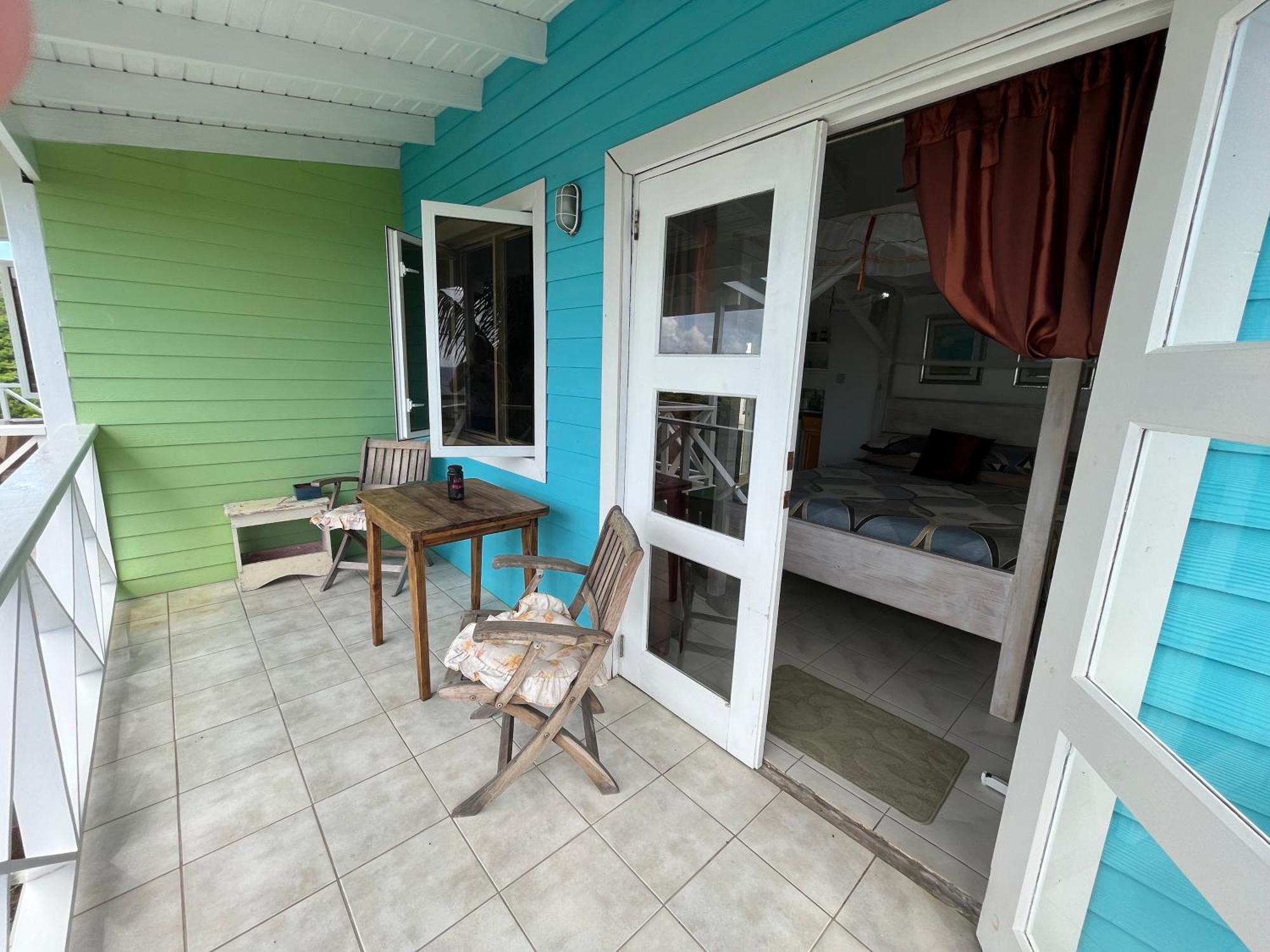 Waves Villa Guesthouse Кингстаун Екстериор снимка
