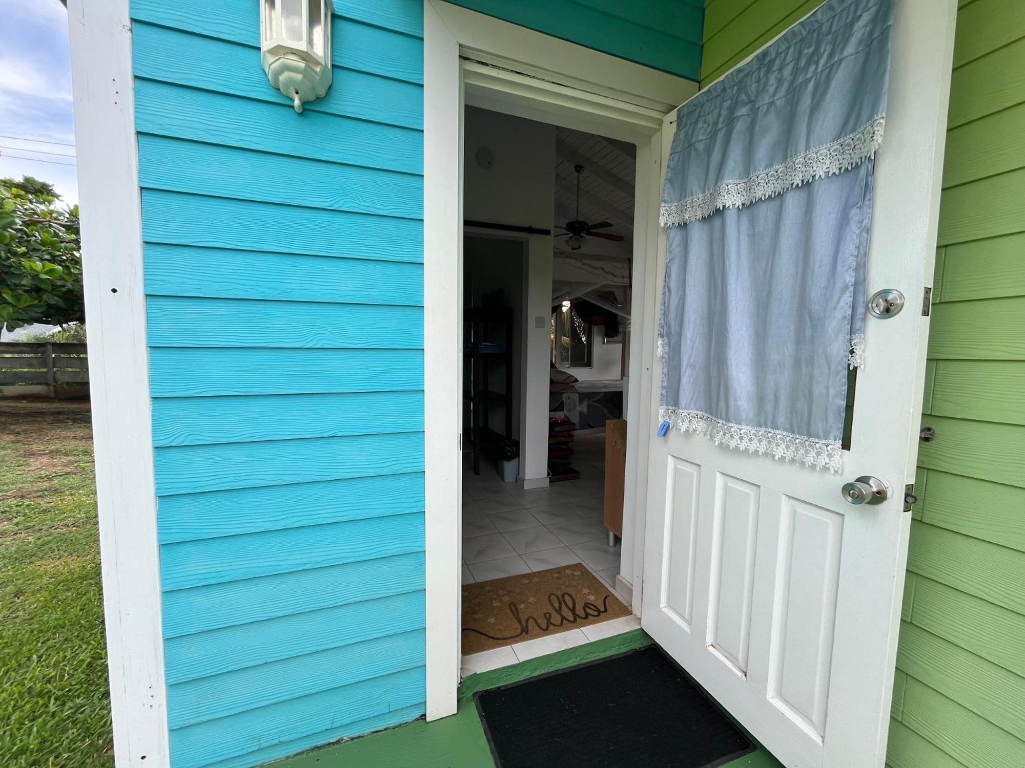 Waves Villa Guesthouse Кингстаун Екстериор снимка