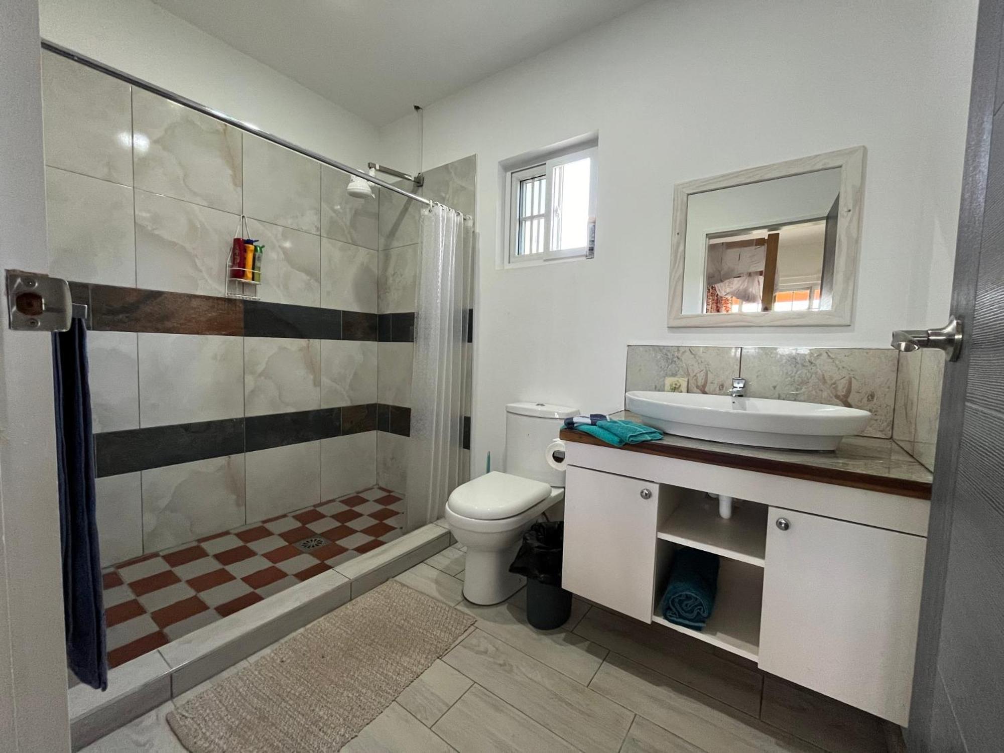 Waves Villa Guesthouse Кингстаун Екстериор снимка