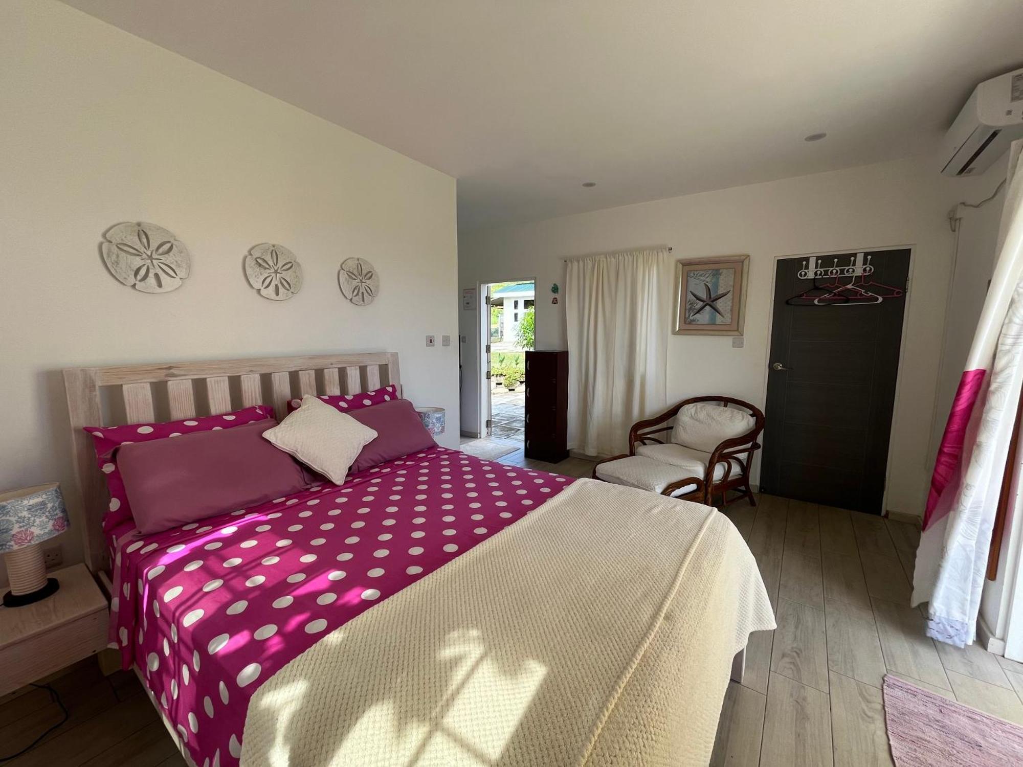 Waves Villa Guesthouse Кингстаун Екстериор снимка