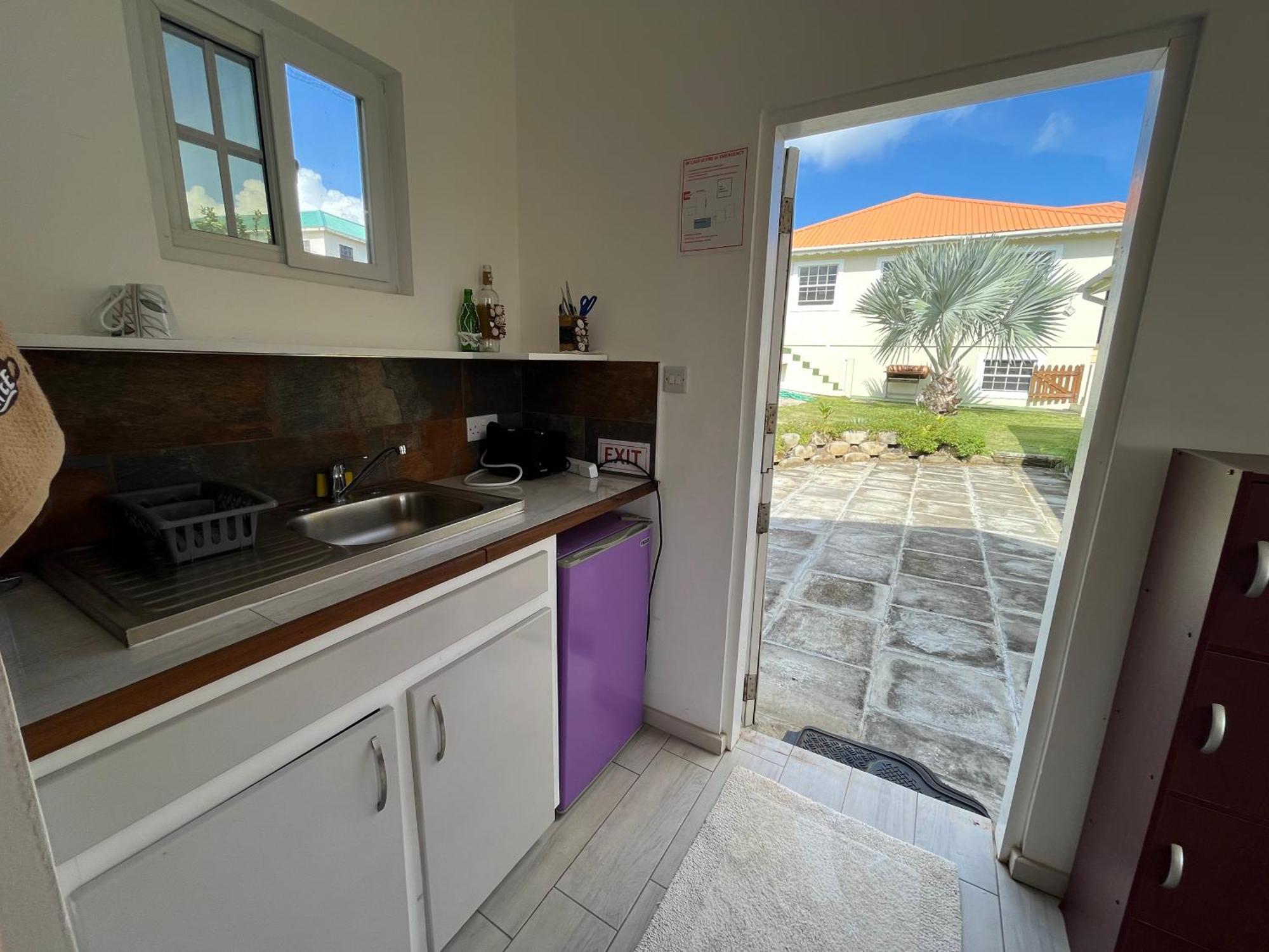Waves Villa Guesthouse Кингстаун Екстериор снимка