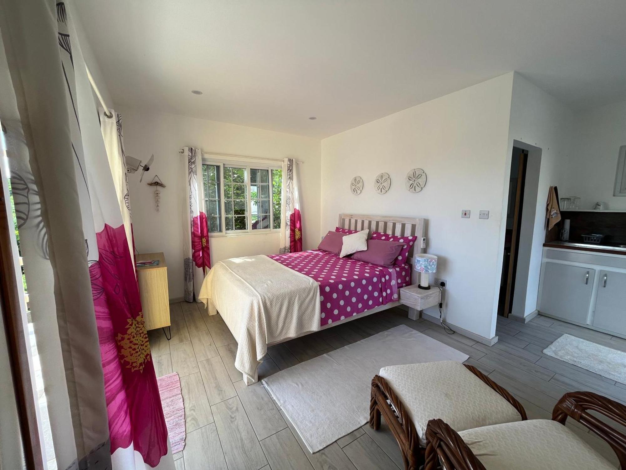 Waves Villa Guesthouse Кингстаун Екстериор снимка