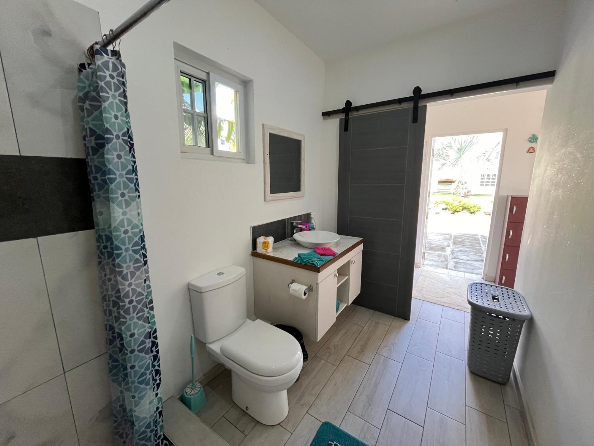 Waves Villa Guesthouse Кингстаун Екстериор снимка