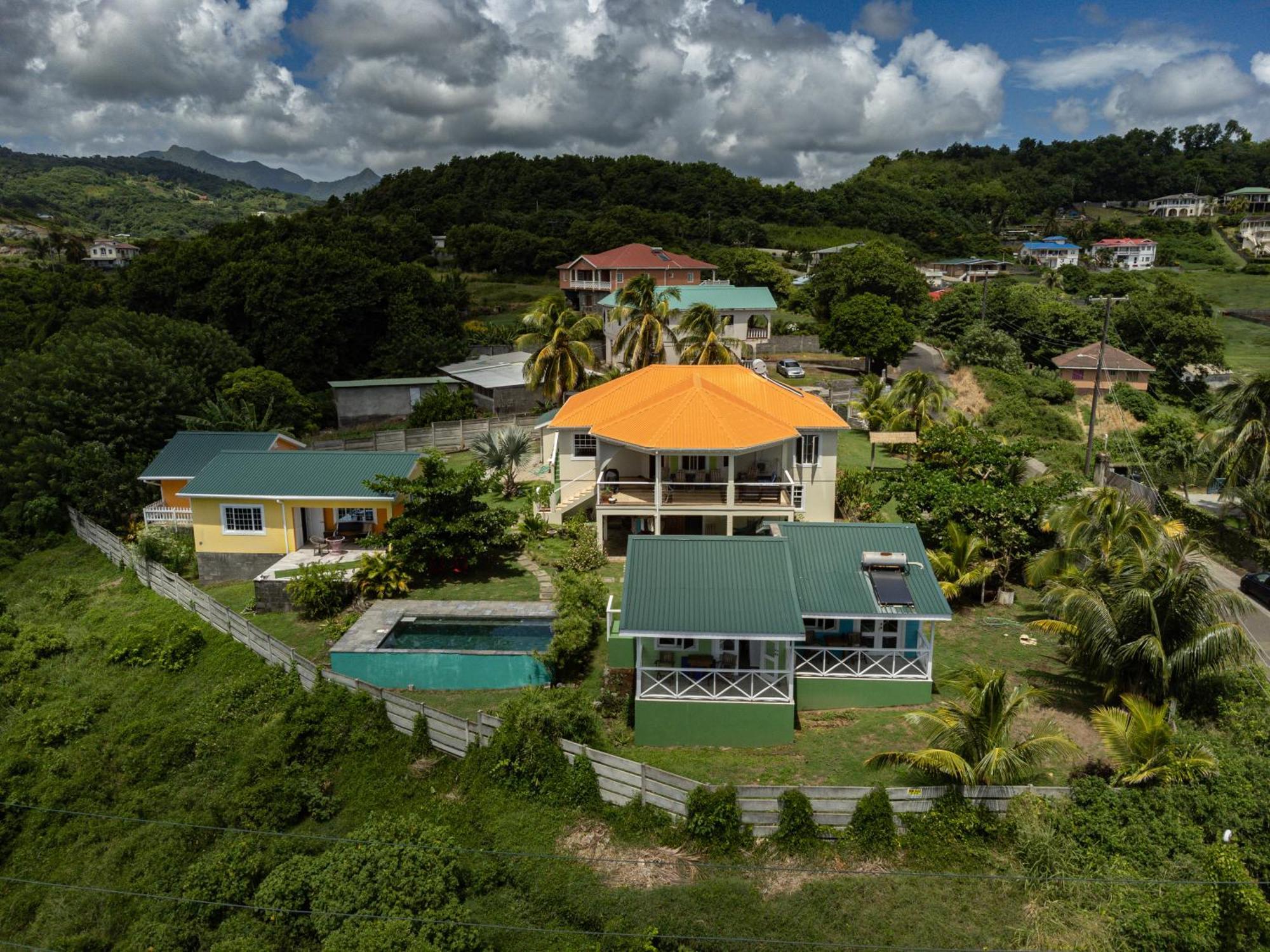 Waves Villa Guesthouse Кингстаун Екстериор снимка