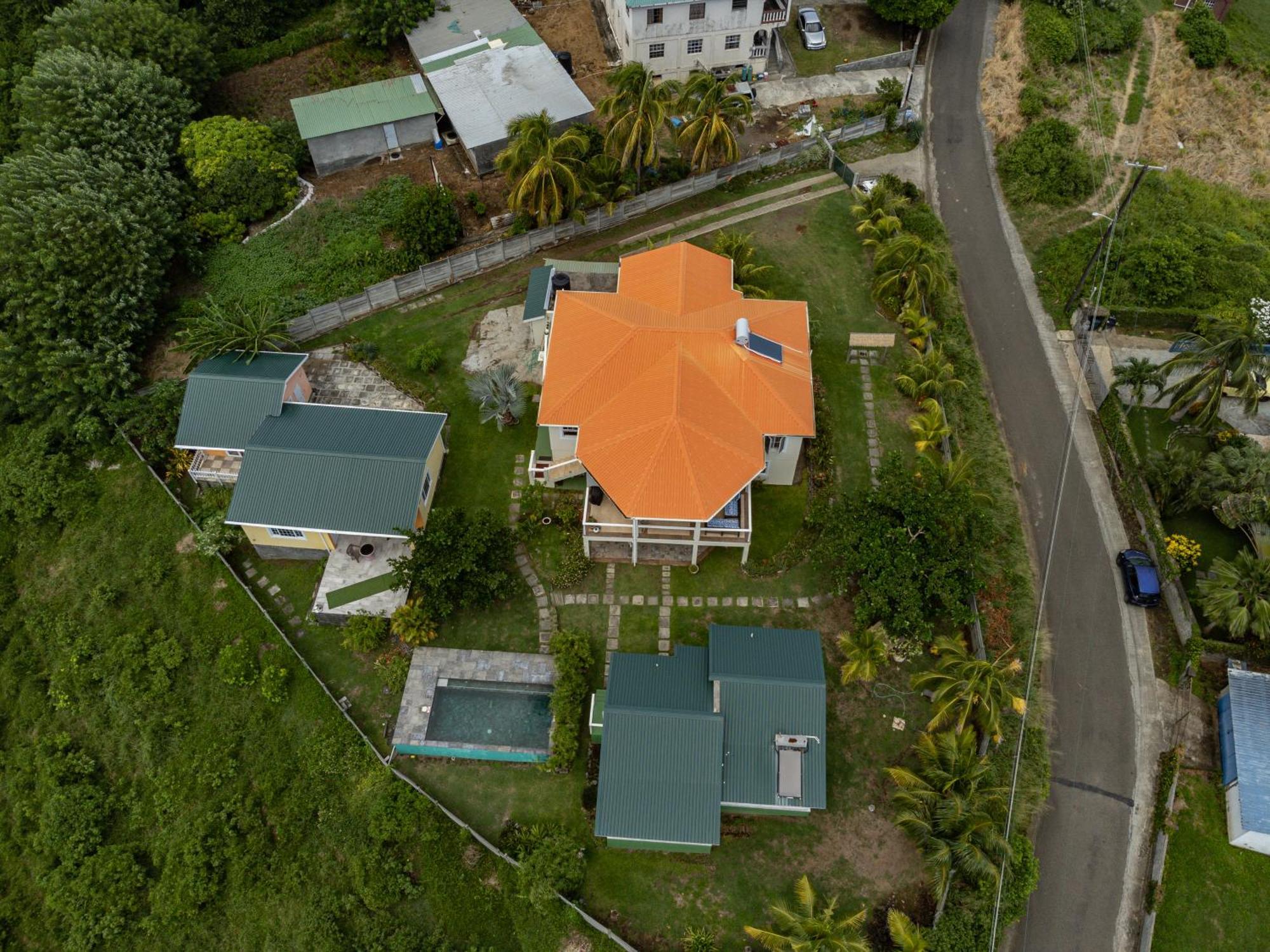 Waves Villa Guesthouse Кингстаун Екстериор снимка