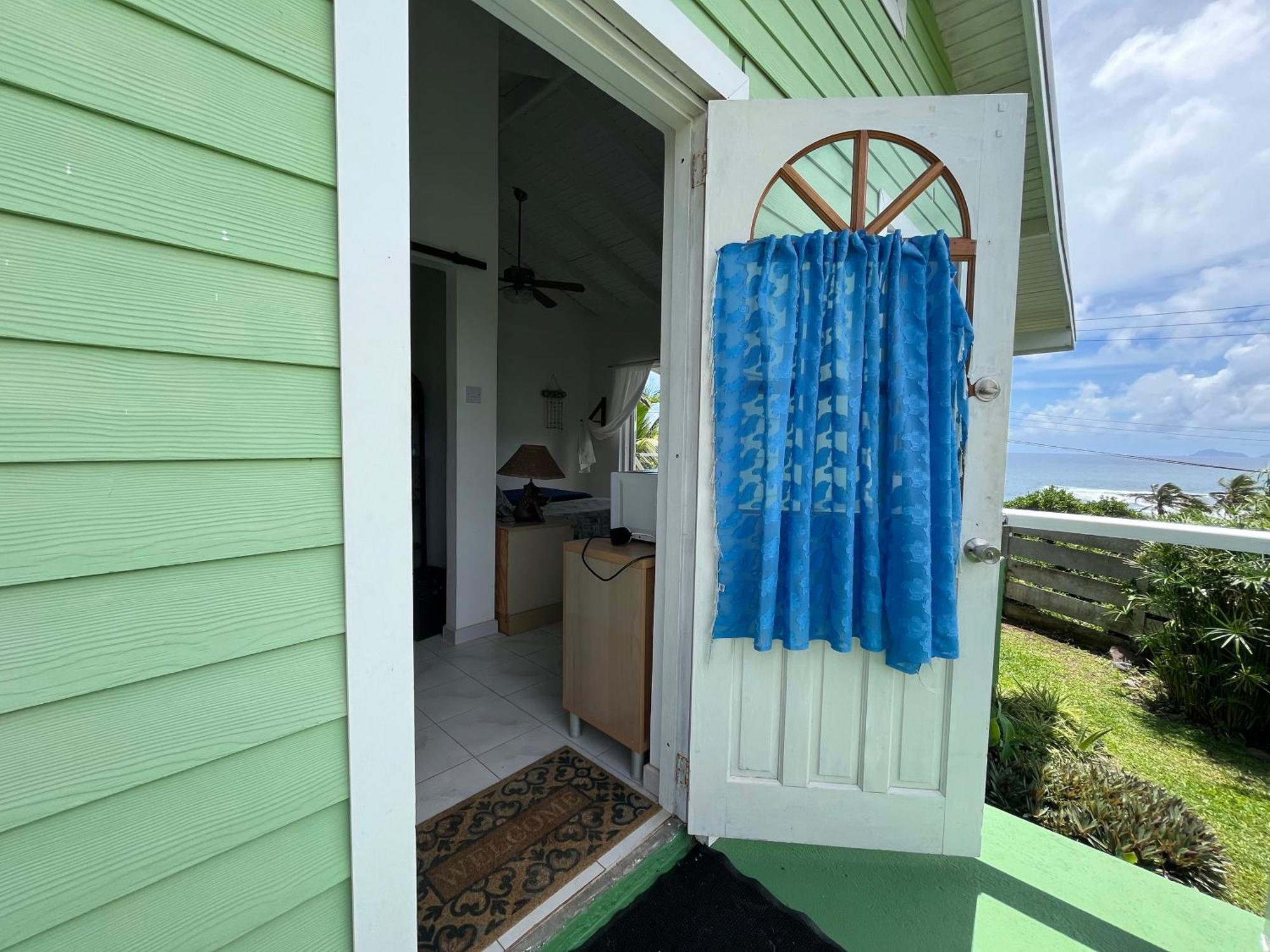 Waves Villa Guesthouse Кингстаун Екстериор снимка