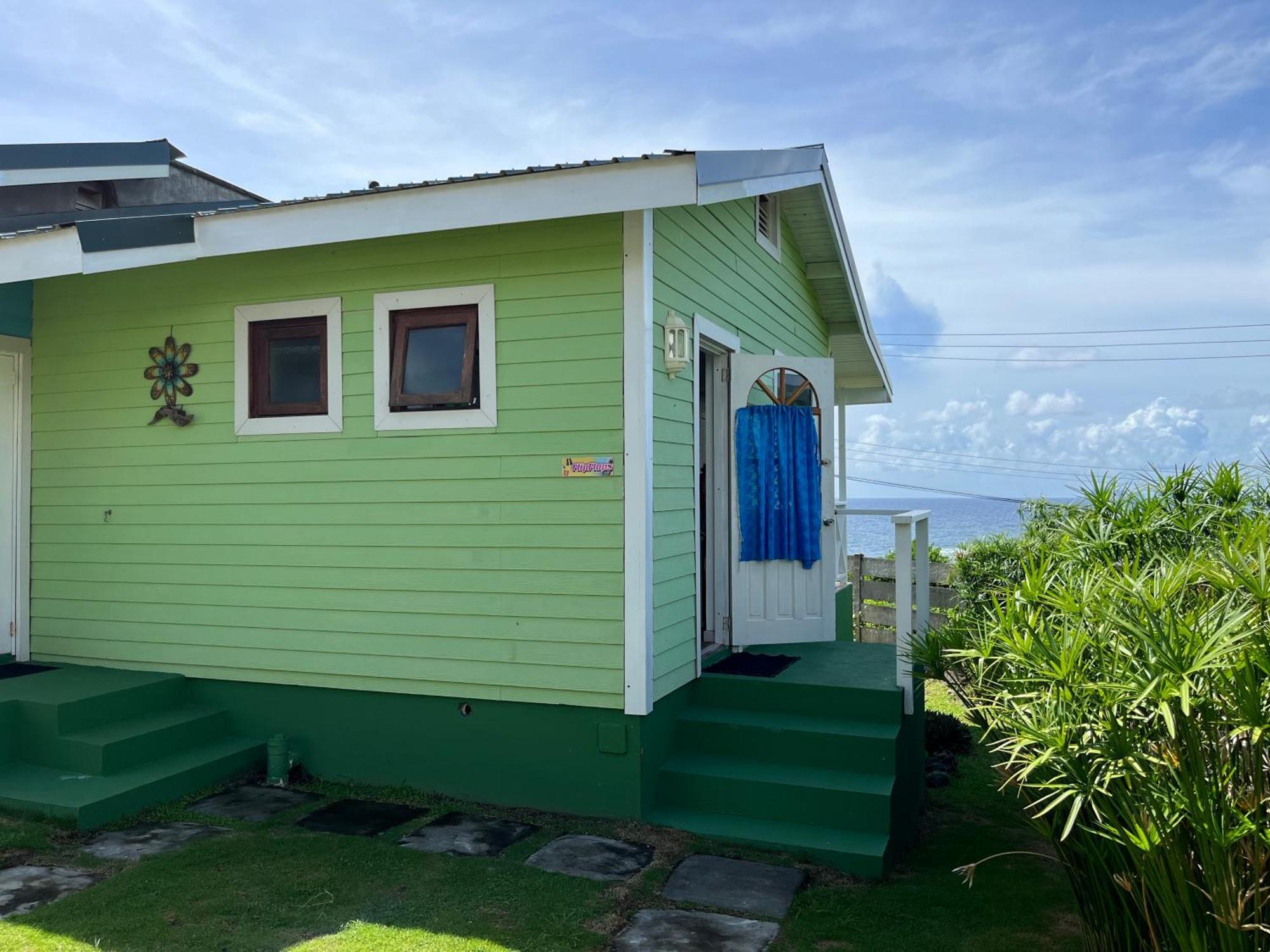 Waves Villa Guesthouse Кингстаун Екстериор снимка